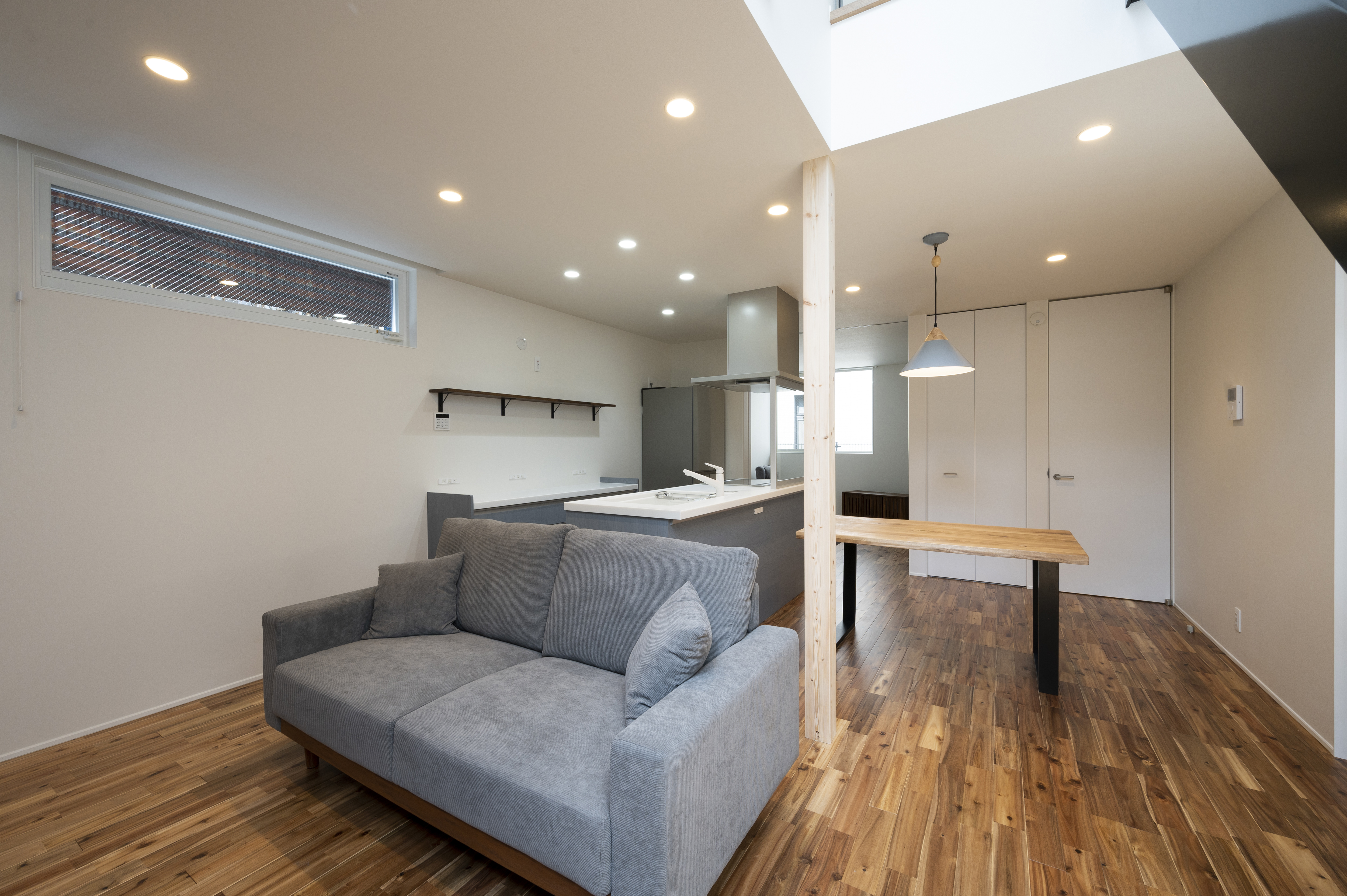 オネストアーク｜モダンなデザインのLDK。シンプルな色調と効率的な配置が特徴で、開放感がありつつも落ち着いた雰囲気が漂う空間。家族が集うのに最適な場所である。