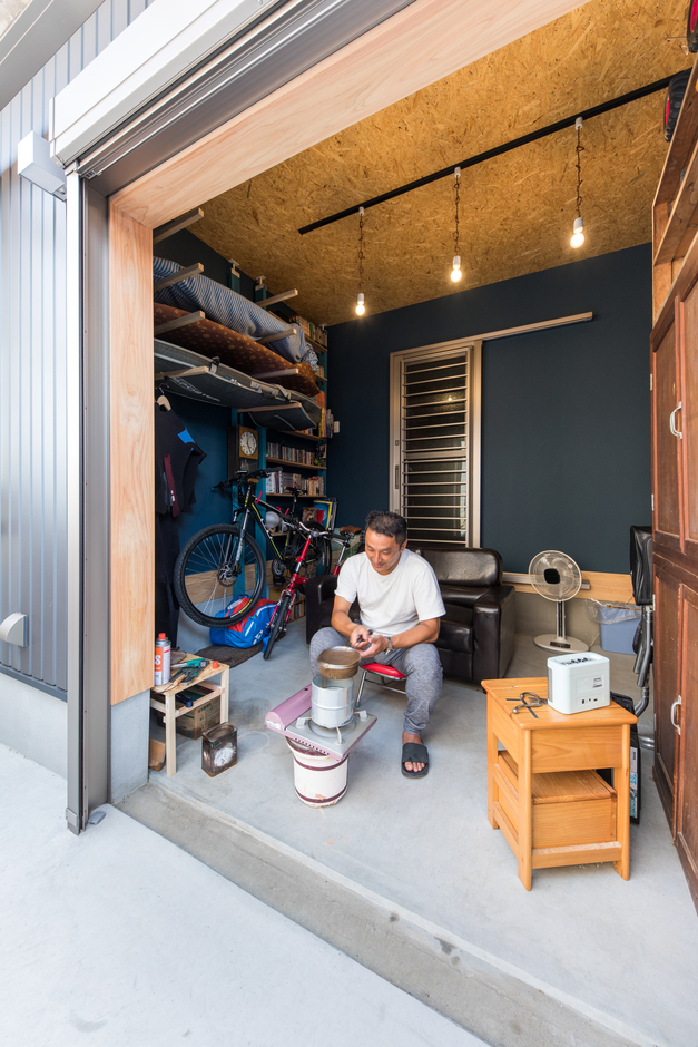 サーフィン、自転車、コーヒー、多趣味のご主人の趣味部屋はガレージの