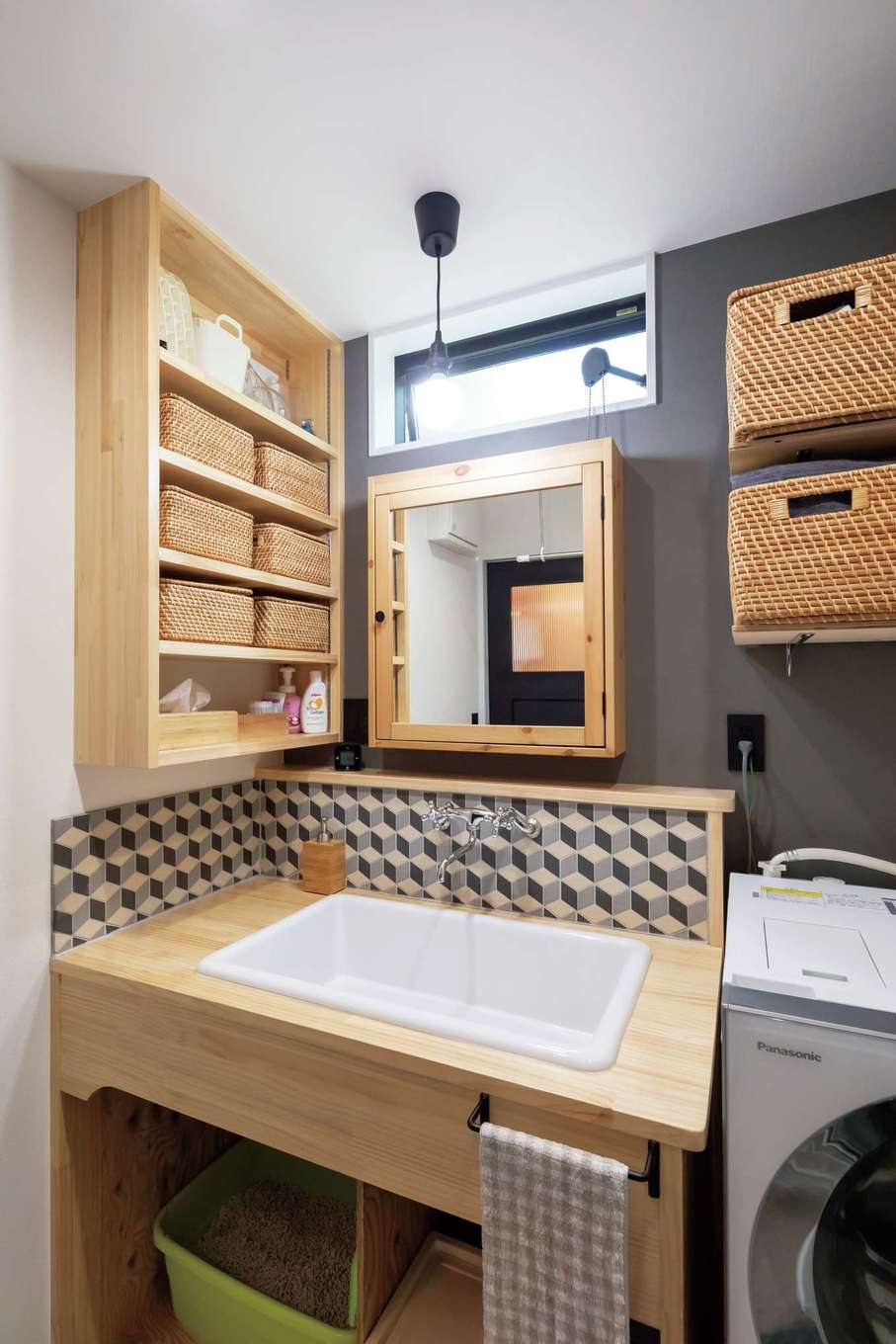 フジモクの家（富士木材）【デザイン住宅、自然素材、平屋】デザインと使い勝手のバランスが取れた洗面化粧台。見せる収納棚、医療用の深いシンクなど、ディテールにまでこだわりを感じる