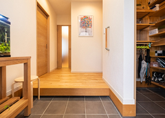 ゆったりとしたスペースの玄関ホール。広い土間収納は靴や傘のほか、キャンプ用品などのアウトドアグッズも余裕で収納できる