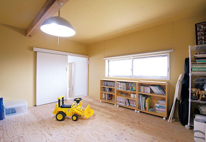 スキップフロアに設けた納戸は子どもたちの隠れ家に。寝室からも出入りでき、2階をぐるりと回遊することができる。収納も楽々