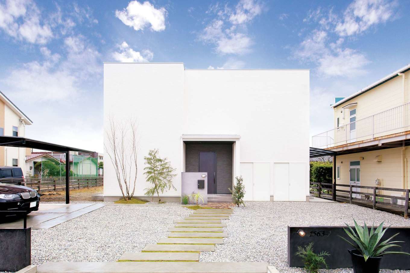 ARRCH アーチ【デザイン住宅、建築家、インテリア】リゾートホテルのような長い石畳もゲストへのおもてなしの一つ