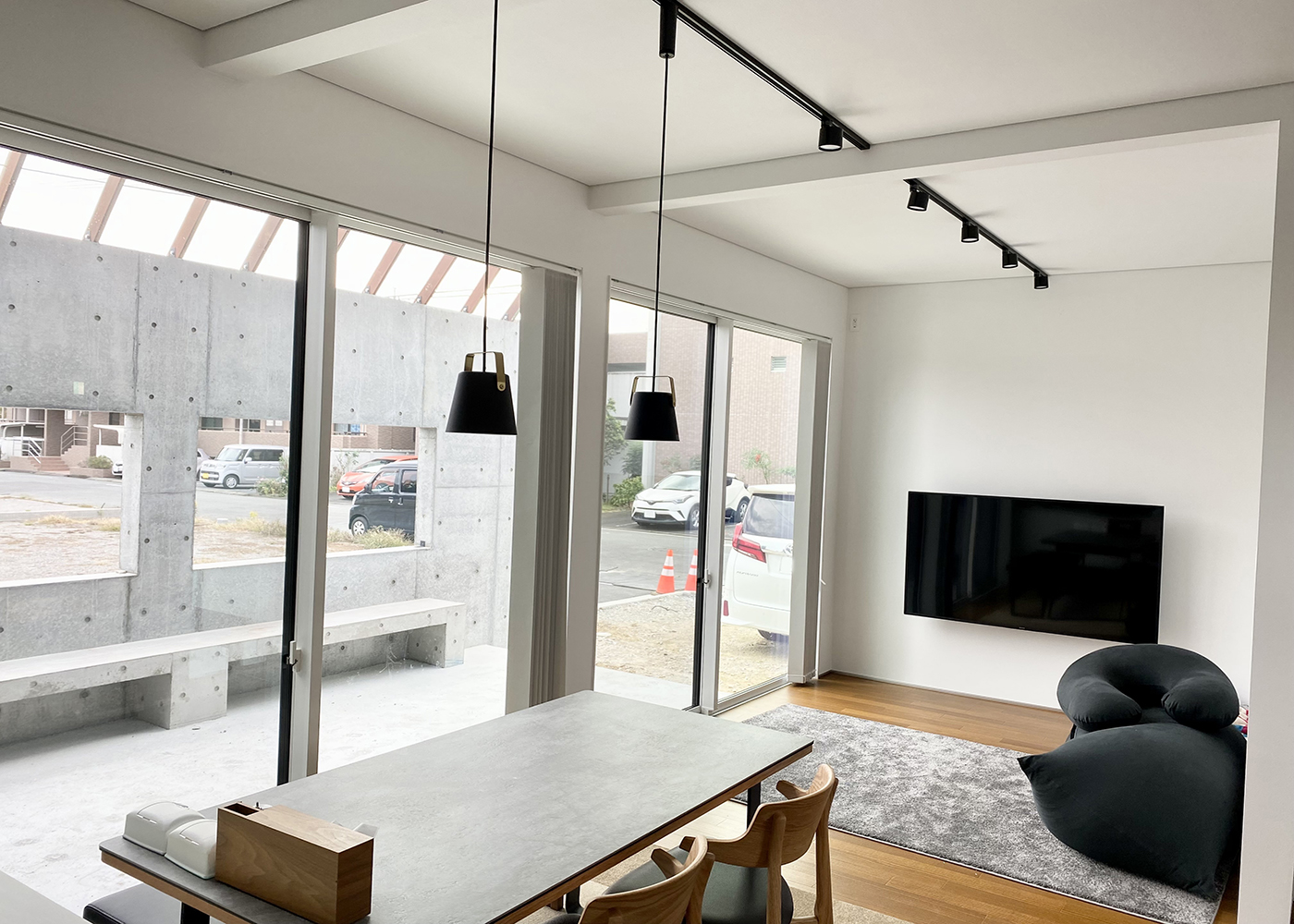 ぽっくハウス豊橋店（東海ハウス豊橋）【デザイン住宅、趣味、スキップフロア】キッチンからの眺め。リビングダイニングはもちろん、タイルデッキのベンチまで一望できる