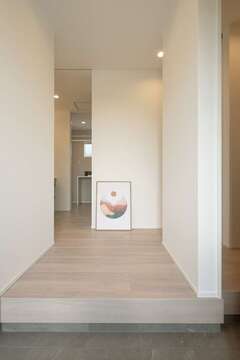 ゆったりとした玄関ホール。直接洗面室にアクセスできる便利な動線
