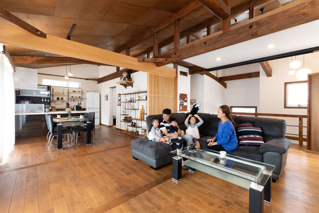 umeken/梅村建築【豊田市神田町2-8-4・モデルハウス】開放感あふれる2階のLDK。調湿性にすぐれた無垢材と漆喰をふんだんに使った空間は空気がきれいで、小さな子どもにも安心