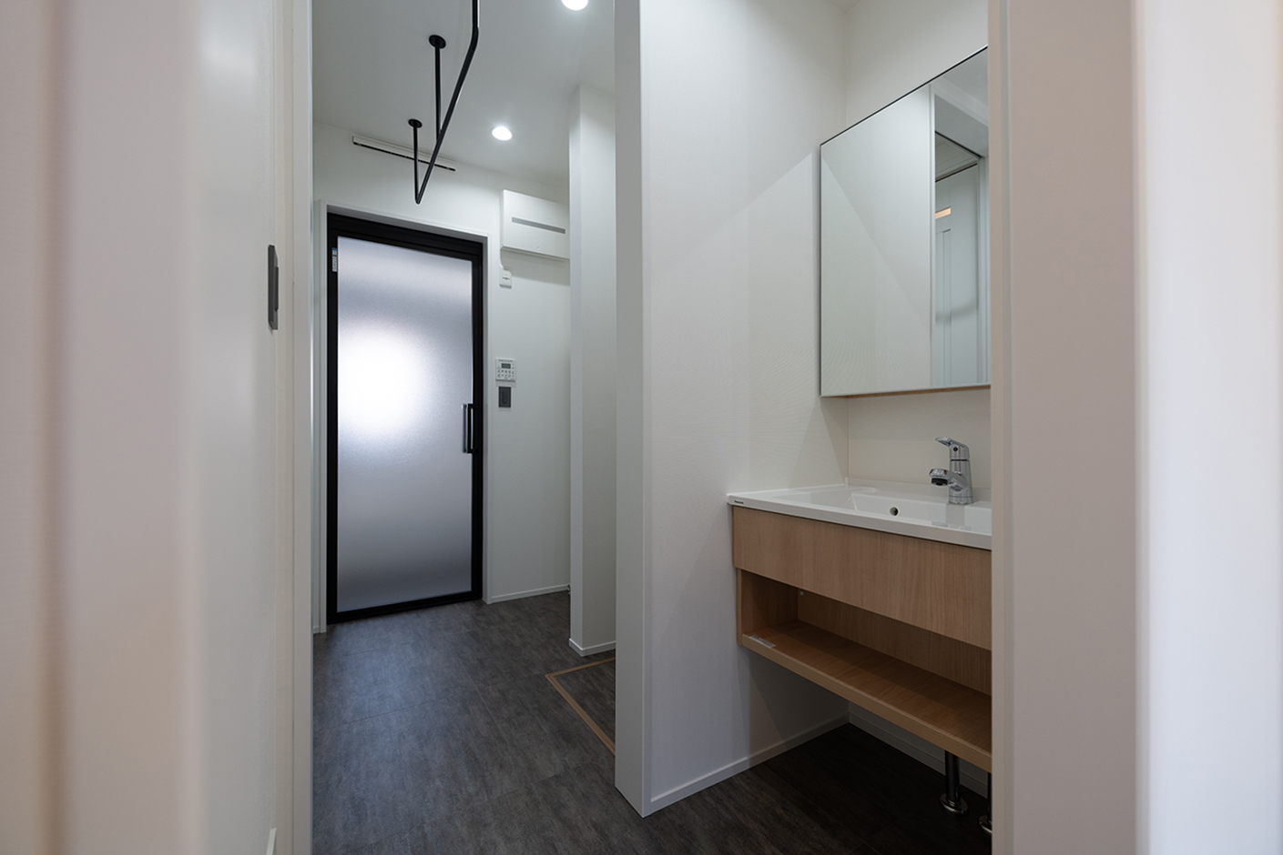 OWN RESORT HOME（オウンリゾートホーム）【デザイン住宅、趣味、間取り】玄関から手洗い→脱衣室→ランドリー→浴室へとストレートにつながる家事ラク動線。全館空調により、部屋干ししても短時間で乾き、不快な臭いもない。エントランスと手洗いはハイドアで仕切ることもできる