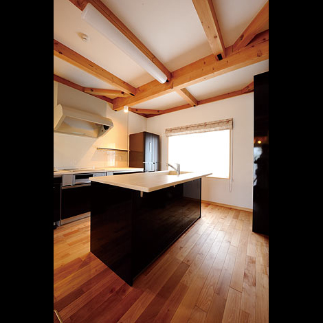 奥様の夢を叶えた豪華なアイランドキッチンはK邸のシンボル