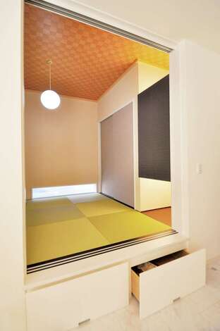 客間兼ゲスト用の寝室として使う小上がりの和室。収納も充実して、ユーティリティに使いこなせる
