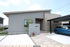 片流れ屋根とスクエアな箱を組み合わせたようなスタイリッシュな外観デザイン。周囲からの視線が気にならないよう、開口部は最小限にとどめている。また、シンボルツリーを配置し、自然と視線を遮れるように工夫