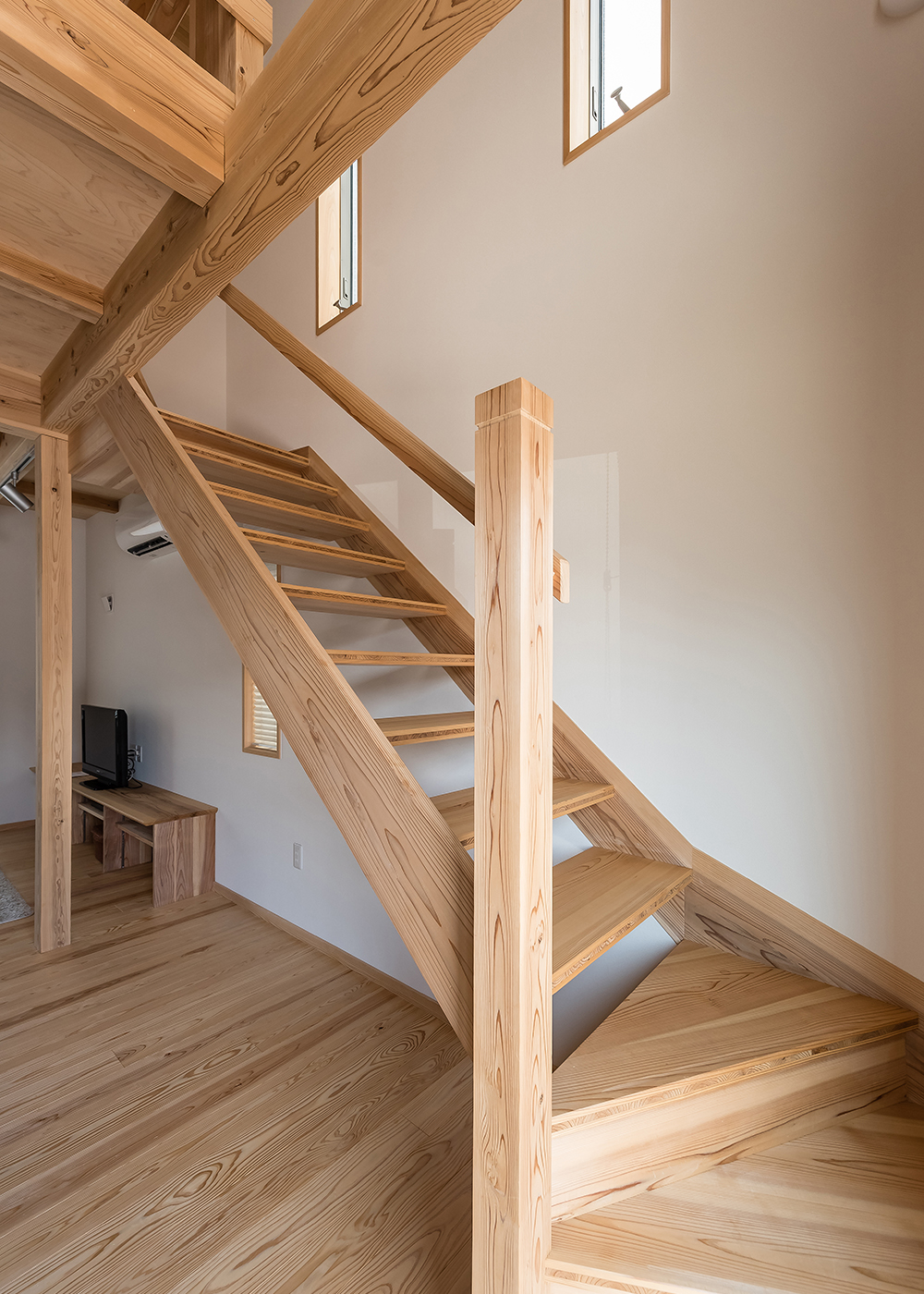 アクトホーム【収納力、自然素材、省エネ】リビング階段