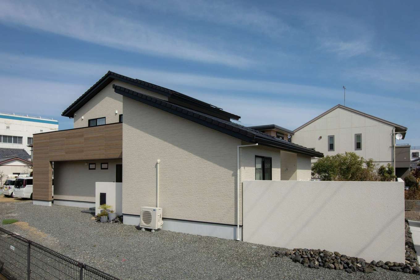 幸和ハウジング【子育て、収納力、間取り】延床45.7坪のワイドな新居は、一部を箱形にして変化をつけた切妻屋根の外観が個性的
