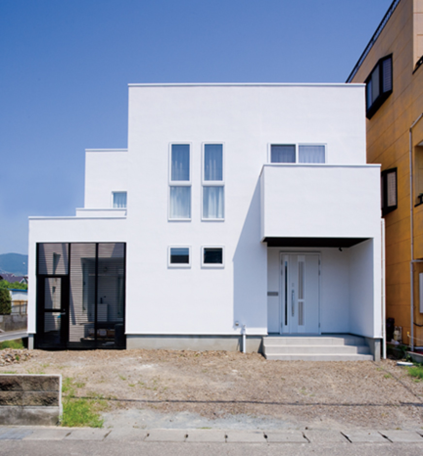 四角く白い外観はこだわりの一つ。通りからの視線も気にならない