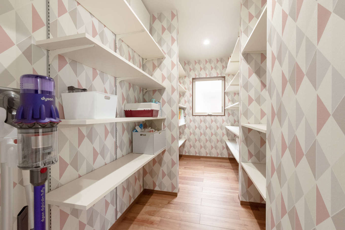 ホームプラザ大東【デザイン住宅、子育て、収納力】キッチン裏手に用意されたパントリー兼収納庫。食品や飲料のストックだけでなく、ティッシュ、トイレットペーパー、洗剤などの日用品、さらには掃除道具や書類関係までたっぷり収納でき、LDKのスッキリに貢献する