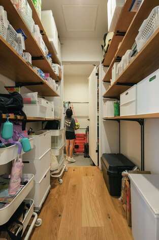 シューズクロークから連なり、そのままキッチンへと続くパントリー。荷物の移動が少なく済む上、LDKのキレイが保たれる