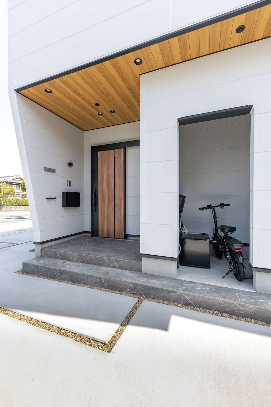 サンワ開発【デザイン住宅、省エネ、間取り】ナチュラルな印象の外観。玄関横には自転車や外置きの荷物を雨や風から守るストッカーを用意した