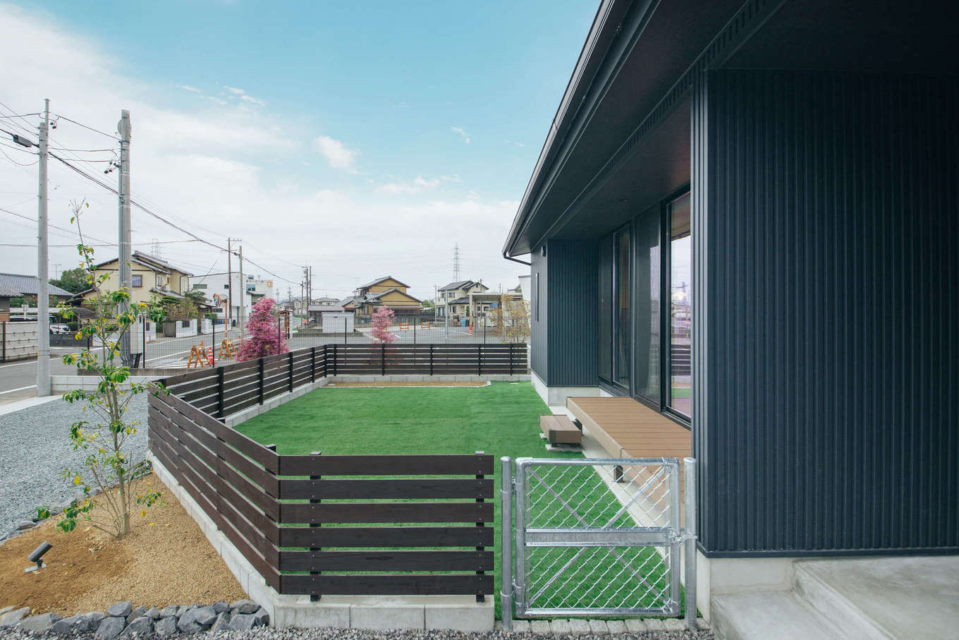 DAITOKU（大得工務店）【夫婦で暮らす、ペット、平屋】12坪の広々としたドッグランと家庭菜園がある庭。愛犬の散歩から帰ってきて直接入れるよう専用扉を設けた