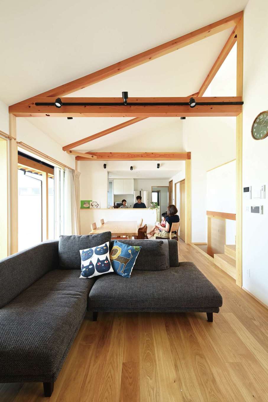 Yamaguchi Design 【自然素材、間取り、スキップフロア】勾配天井の化粧梁を巧みに活かして、木の空間をモダンにデザインしたLDK