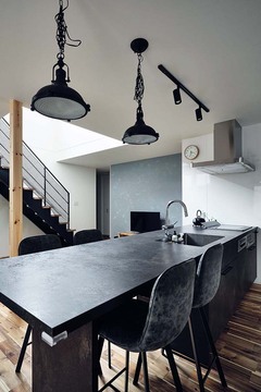 キッチンとダイニングが⼀体になった「GRAFTEKT（グラフテクト）」社のポポラートを採用。スタリッシュなデザインが家の雰囲気にベストマッチ