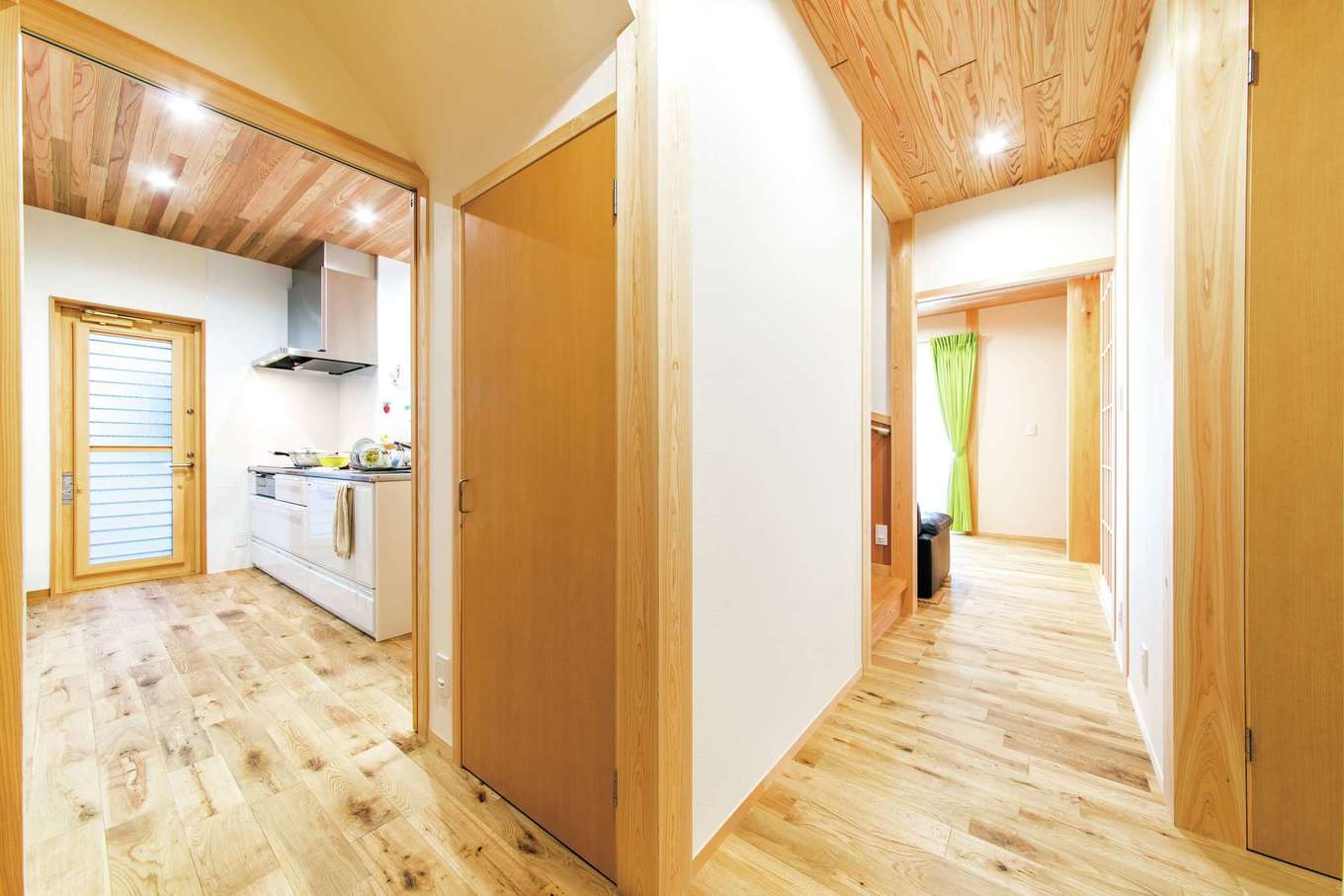櫻 工務店【和風、自然素材、間取り】土間奥からは、風呂・洗面へと直接行くことができ、さらにキッチン、リビングへと回遊できるのが便利