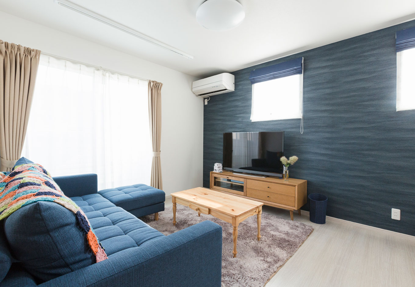 建築システム（狭小住宅専門店）【収納力、間取り、ガレージ】冷暖房の空調を逃さない工夫。春と秋は解放する事で階段もリビングの一部で広がりを体感できる