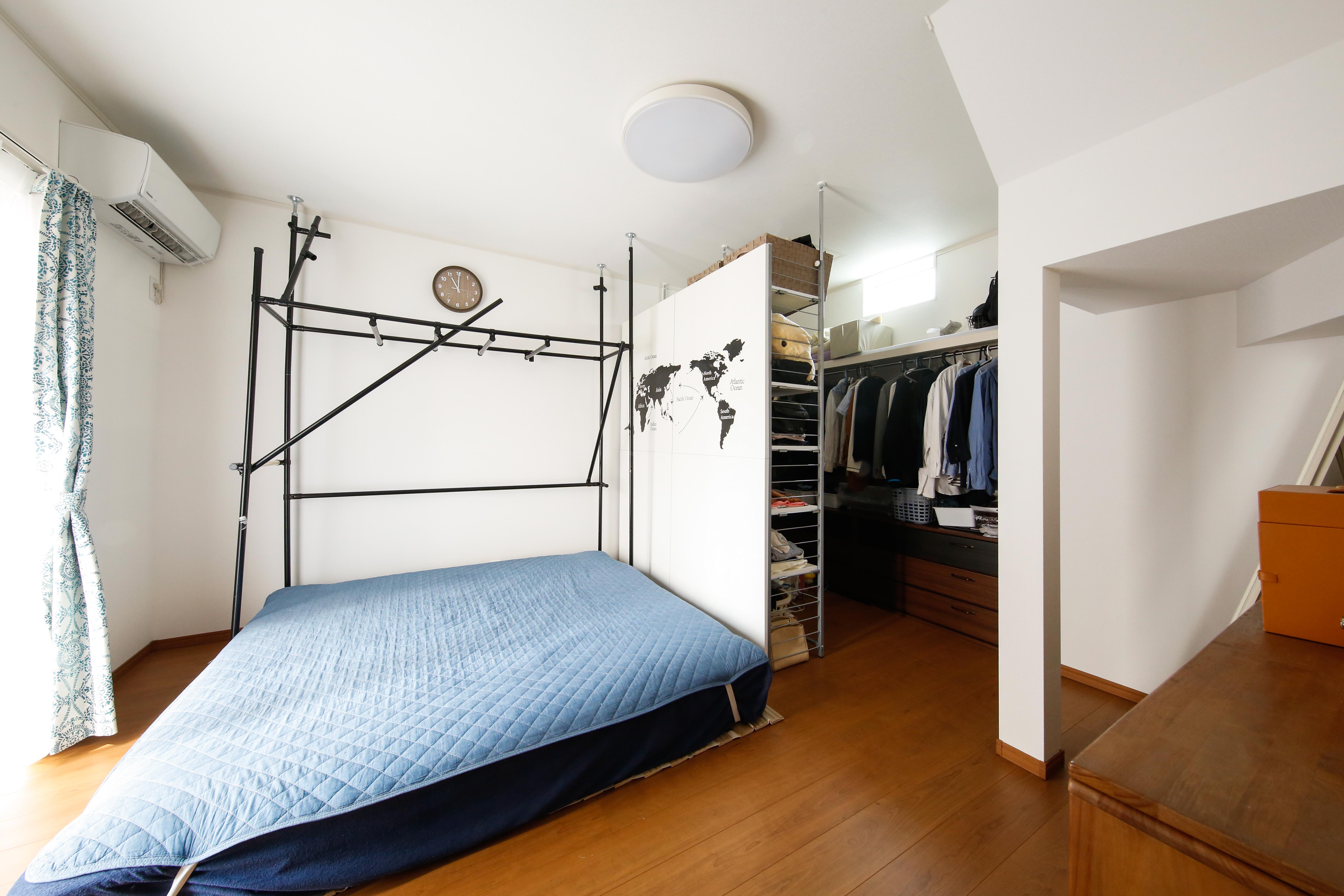 エスホーム｜寝室のウォークインクローゼットの仕切りは固定の壁を作らず、将来いろんな使い方ができるよう、市販の収納棚にした。