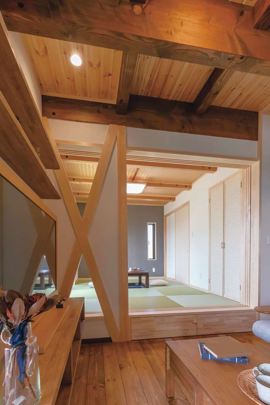 住まいるコーポレーション【子育て、自然素材、省エネ】リビングの隣には小上がりの畳コーナーがある。リビングとの仕切りの壁は、筋交いを上手に工夫して耐震性と意匠性を兼備。掘りごたつ付きなので、冬は家族の団らんスペース
としても活躍する