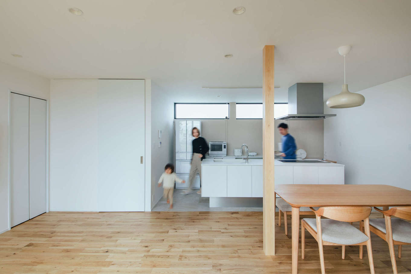 ハウスコネクト【デザイン住宅、建築家、ガレージ】カフェスタイルのオープンキッチン。北欧テイストの照明とクロスを採用し、ジャパンディな雰囲気に。肌触りのいいフローリングは無垢のオーク材で、時とともに味わいを深めていく