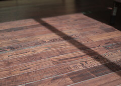 床には無垢のクリ材を使用。浮造り加工で歩いた時の感触も気持ちいい