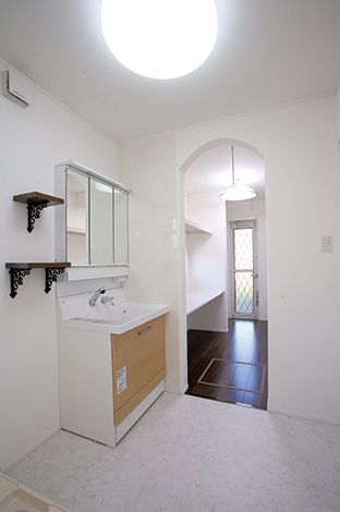 片桐建設【子育て、輸入住宅、間取り】洗濯物を取り込み、アイロンから収納までワンストップでできる家事室は、子育てママの負担を軽減