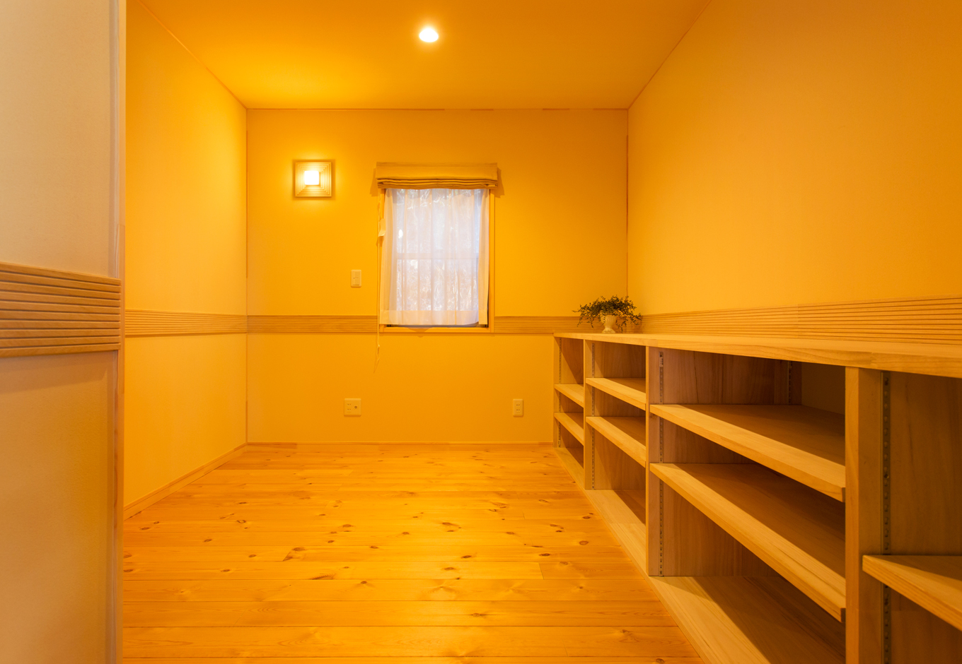 瀧口建設｜生活時間帯にずれがある夫婦の賢い選択、夫婦別寝。こちらはリビング横にあるご主人の部屋。テレビを見ながらお酒を楽しんだり、ひとりでくつろげる空間となっている