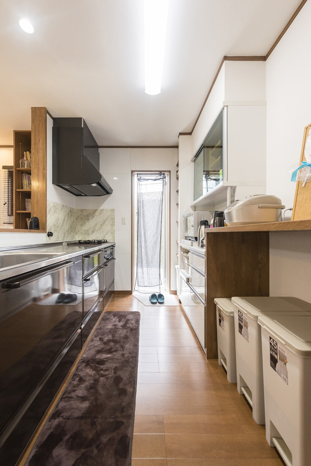 興友ハウス【子育て、収納力、間取り】キッチンカウンターは、立ったまま書き物ができる高さに。奥さまのリクエストに応えたら、ゴミ箱の蓋が全開できて「結果とても便利でした」と奥さまは笑顔