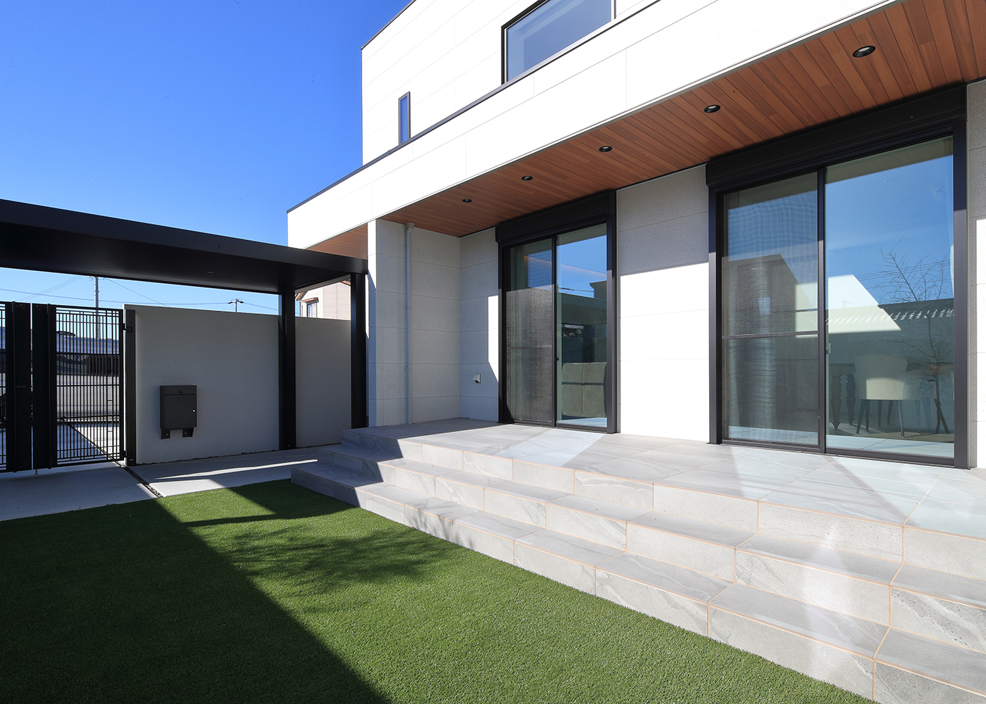 TOZAKI HOME 戸﨑建設　【デザイン住宅、間取り、インテリア】テラスデッキは椅子やテーブルを置ける広さにこだわった。天気のよい日はアウトドアリビングとして楽しめる