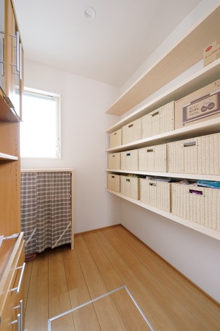 2.5畳の大容量パントリーは忙しい奥さまの強い味方。オープンラックにカゴを並べて取り出しやすくオシャレに収納
