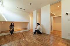 寝室は段差を付けて可変性も確保。壁で仕切れば子ども部屋を増設できる