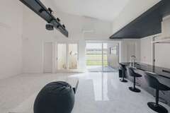 食事はダイニングカウンターで取るようにして、リビングにゆとりを持たせた。最長５mの勾配天井が開放感を創出