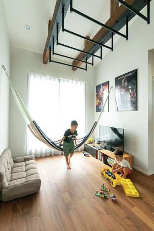 親世帯に音のストレスを与えないよう、子どもたちは2階のフリースペースで遊ぶ