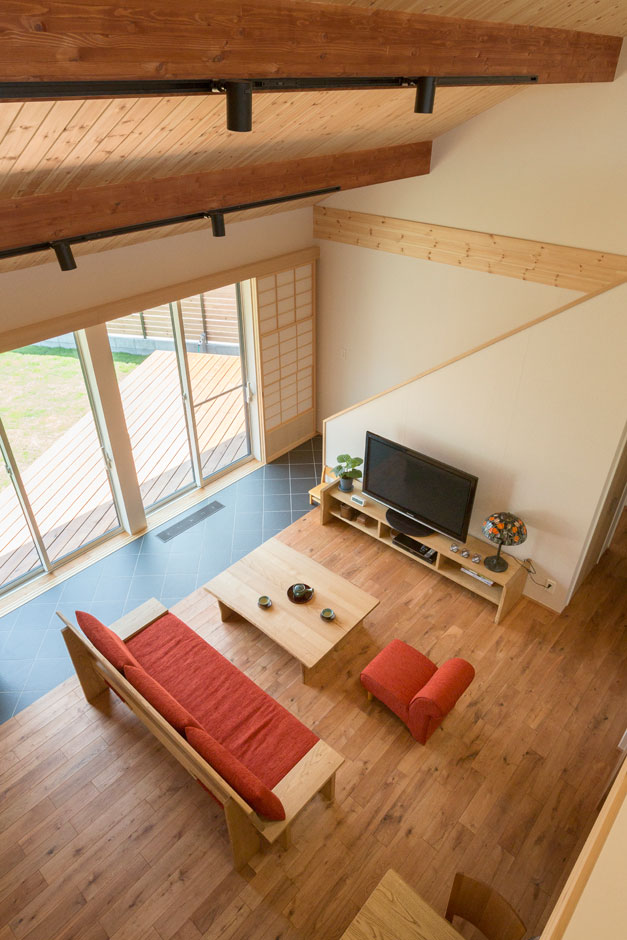 建築システム（狭小住宅専門店）【和風、夫婦で暮らす、平屋】２階からLDKを見下ろすと、間仕切の無い大空間。家族の気配を感じながら安心して暮らす設計にこだわった