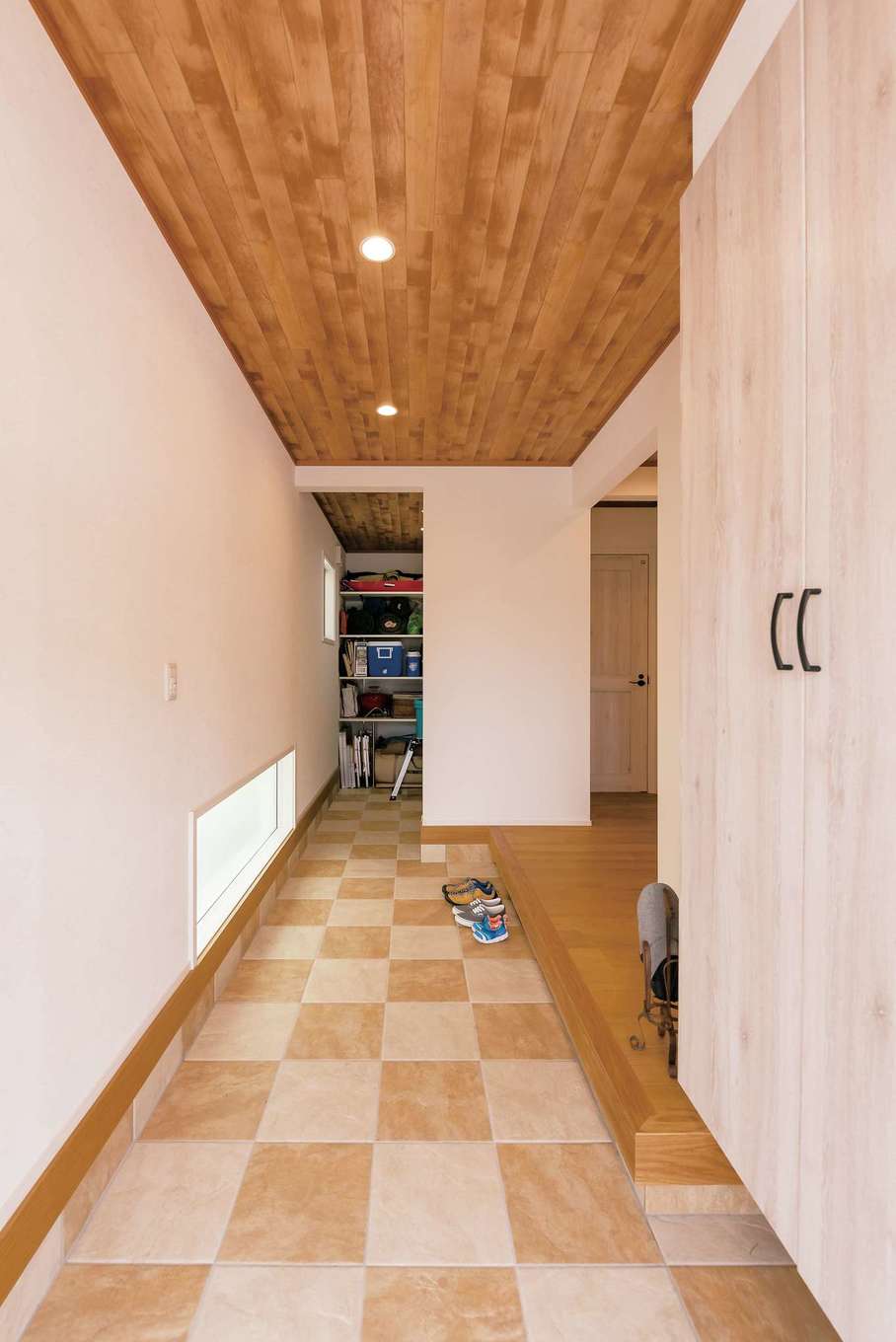 静鉄ホームズ【デザイン住宅、子育て、趣味】大きな土間収納にはキャンプ用品が。玄関も広いので出し入れが楽