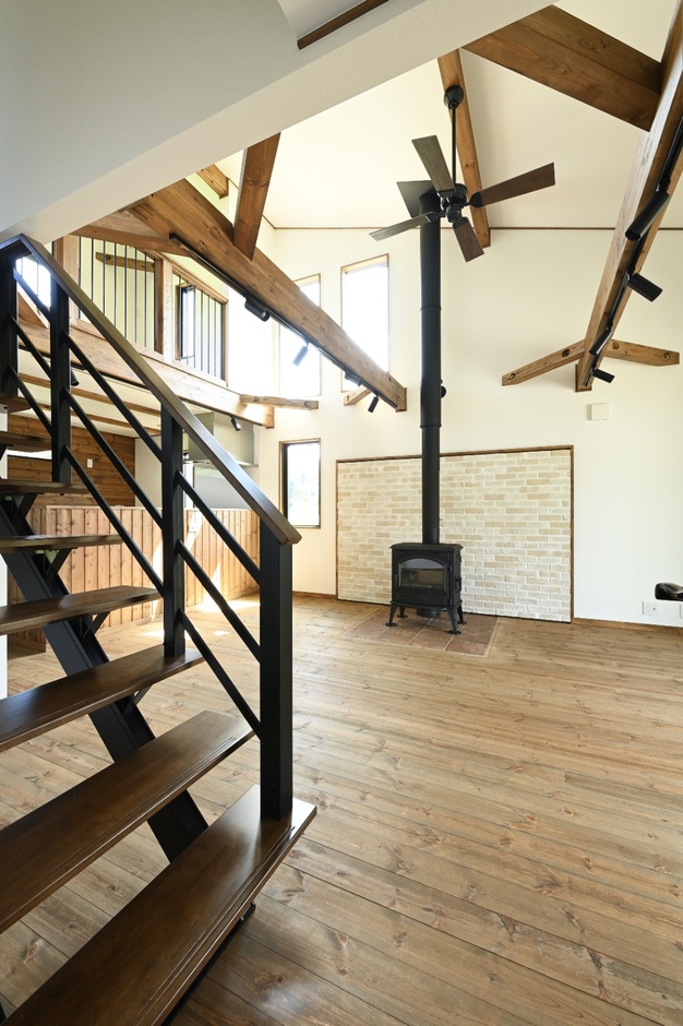 リビングに設けられた階段は、室内を立体的に見せるアクセントとして機能している。