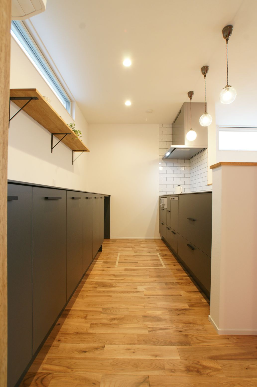 RIKYU 一級建築士事務所【間取り、ペット、建築家】『R＋house』オリジナルのMonoキッチン。洗練されたデザインと使い勝手を両立し、水や熱、キズに強く、お手入れも楽々。作業スペースを広くとったことで、奥さまの気持ちに余裕が生まれた