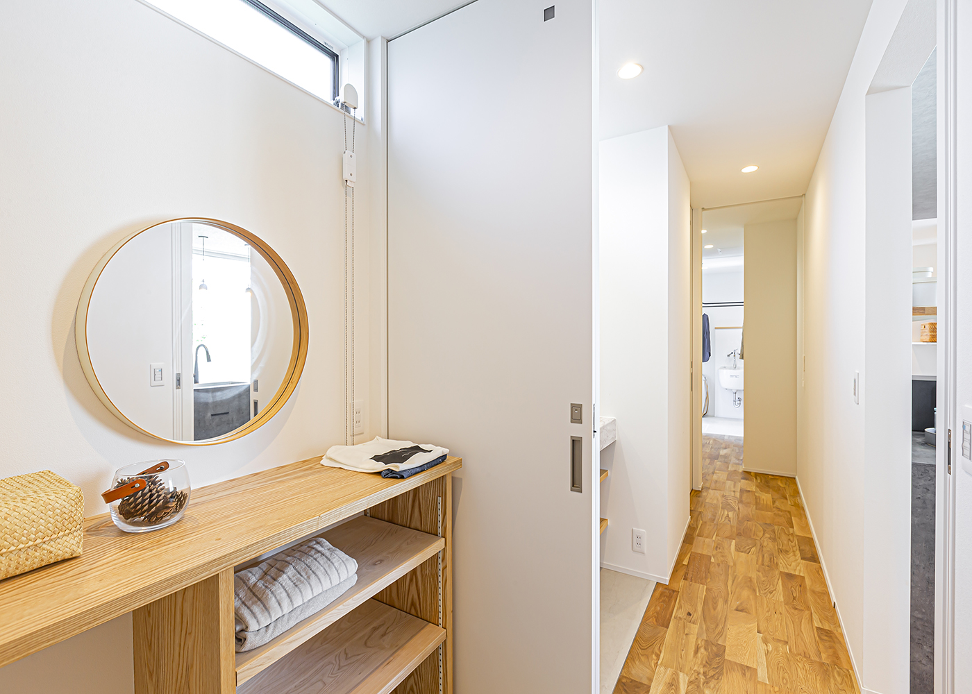 ARRCH アーチ【デザイン住宅、間取り、建築家】玄関と洗面を結ぶ動線上に収納を配置した