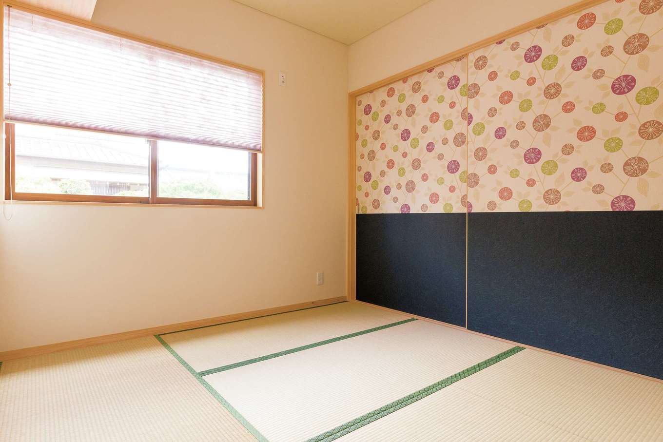 福工房【子育て、自然素材、間取り】珪藻土クロスを基本にトイレや家事スペース、ふすまなどは個性的な壁紙に