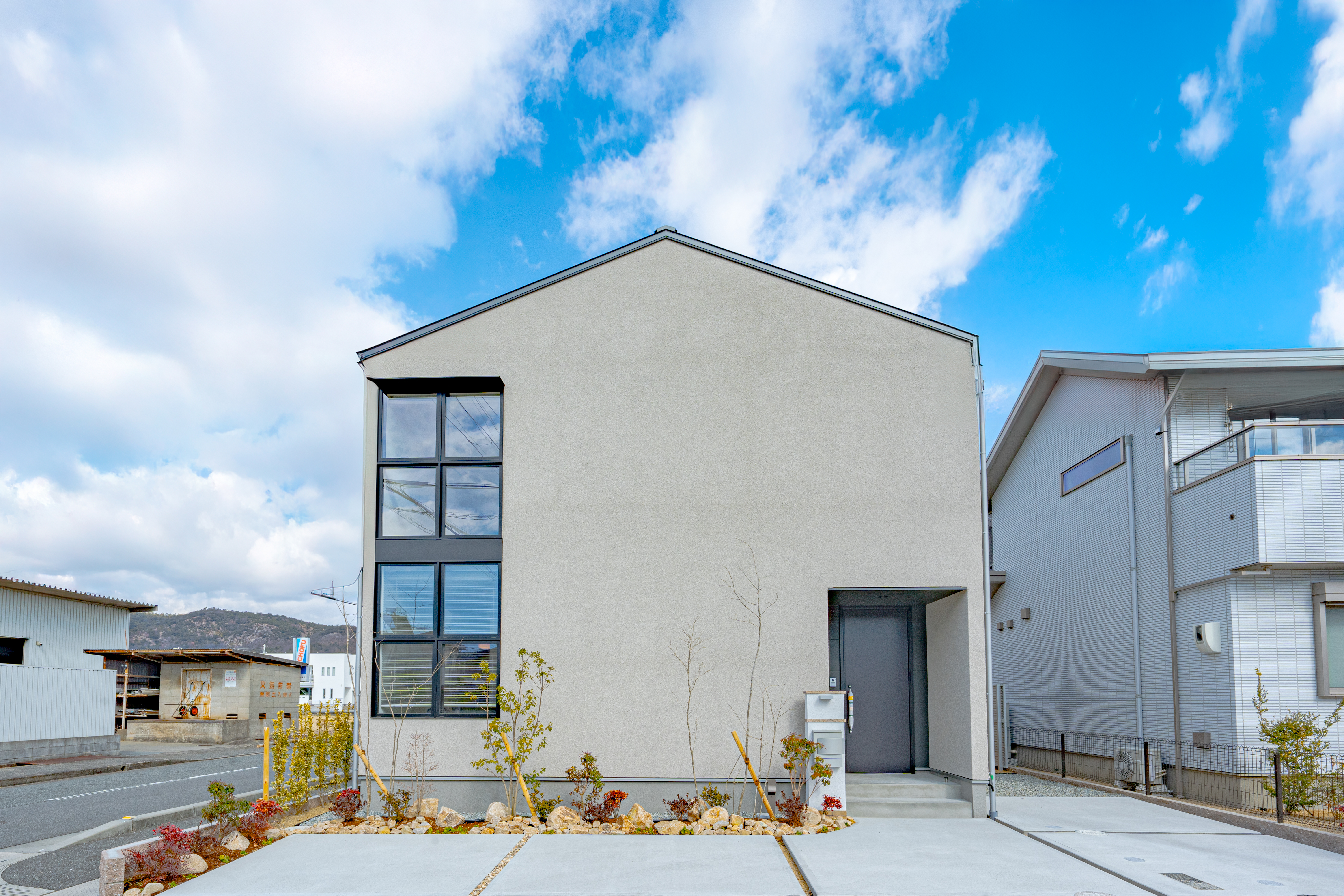 三建 大阪南支店｜シンプルで洗練されたデザインの住宅外観。白を基調としたモダンなファサードが特徴で、青空の下でひときわ存在感を放っている。