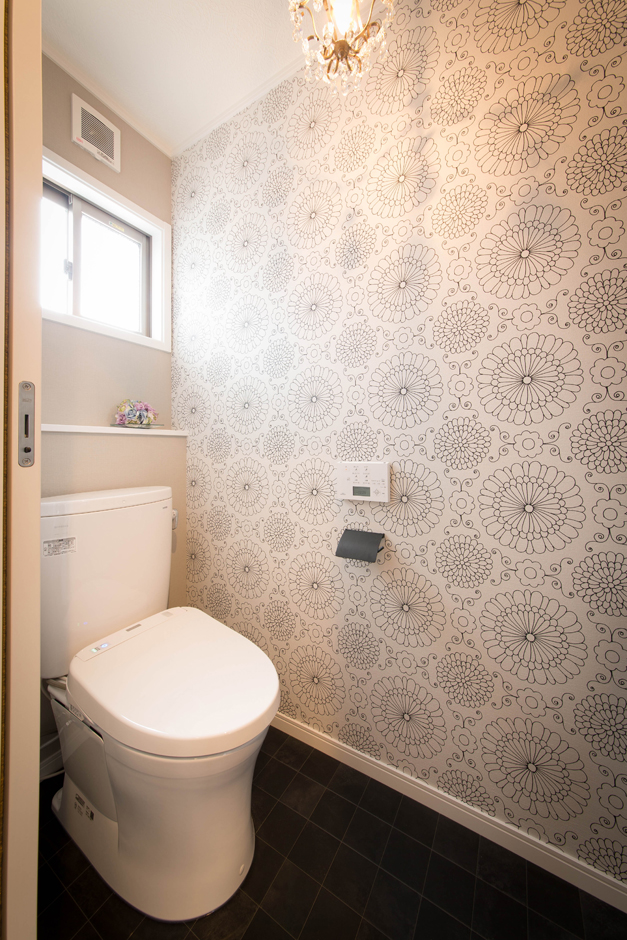 ハートホーム【デザイン住宅、二世帯住宅、自然素材】居住スペースはシンプルを意識したが、トイレや洗面は楽しくアレンジ。お客さんも使用するトイレは、奥さまセレクトのクロスや 照明でコーディネート