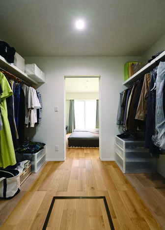 寝室にはウォークインクローゼットを設置し、収納力のある家を実現した