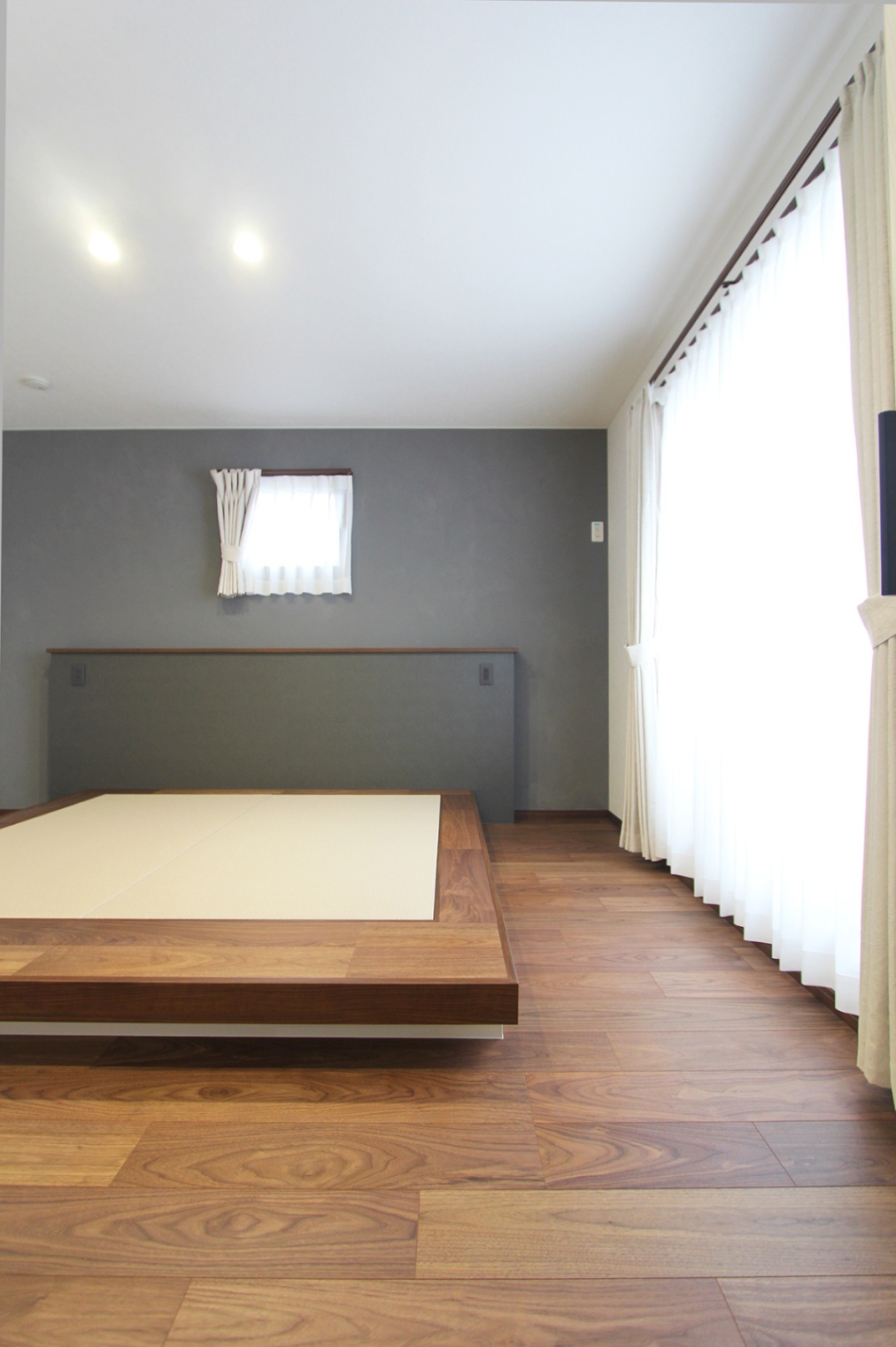 ナイスホーム｜寝室のベッドは造作したもの。まるで浮いているように見せるデザインが印象的。畳を併用することで、心地よさと落ち着きが生まれ、より良い睡眠環境を実現している