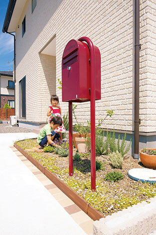 玄関アプローチのガーデニングコーナー。自慢のお庭と子どもたちもうれしそう