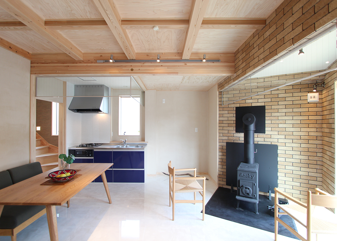 アクトホーム【自然素材、省エネ、間取り】薪ストーブを据えた北欧風の団らん兼応接スペース