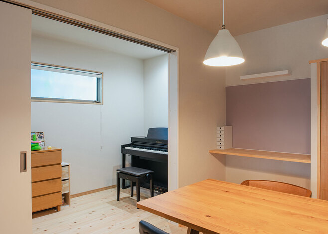 キッチンの隣に宿題用カウンターを用意