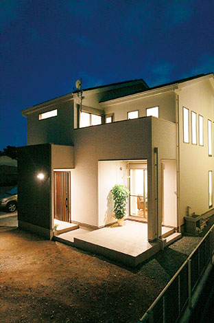 住宅工房 アリアンス【デザイン住宅、省エネ、間取り】外から中の家族団欒が見えないように設計された外観。玄関扉の前に壁を設ける発想も『アリアンス』の得意とするところ。インナーテラスは、楽しみ方が無限大に広がる